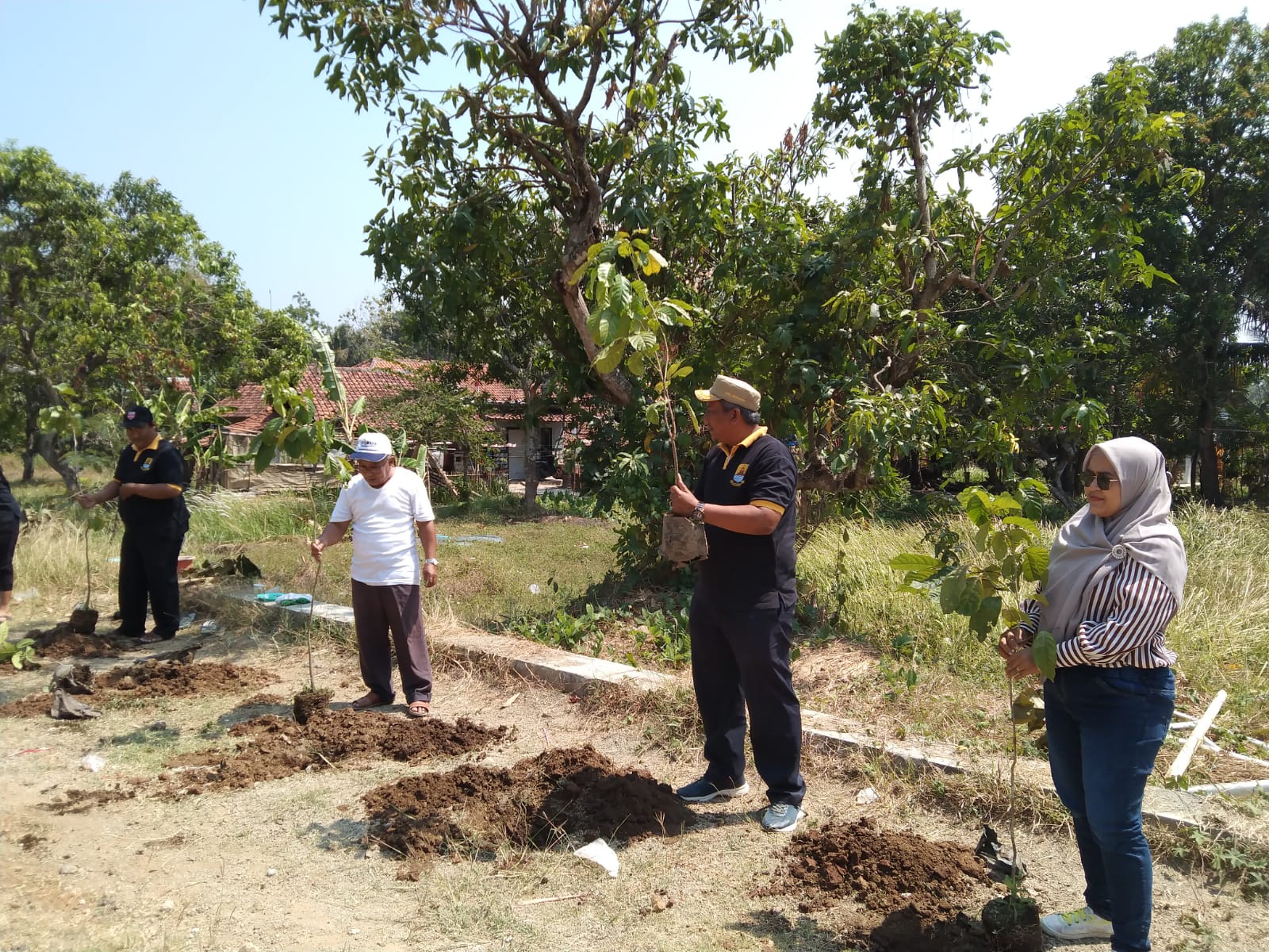 Penanaman Pohon Bersama Polresta Cirebon Di Desa Kerandon