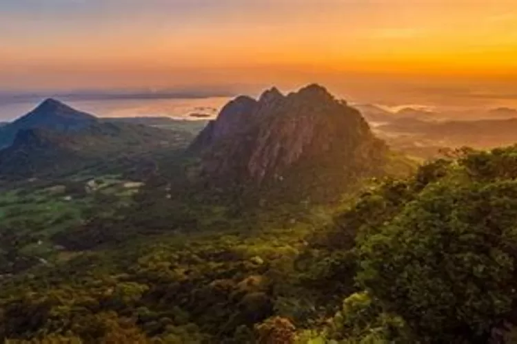 Mendaki Keindahan Alam di Gunung Bongkok, Purwakarta: Tempat Wisata ...